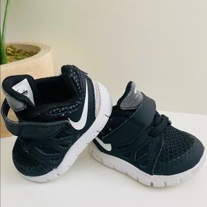 Nike Free 5 Black & White 2C w/ Velcro EUC